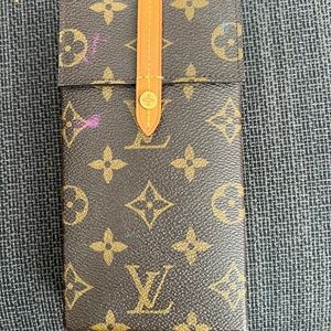 LV phone carrier